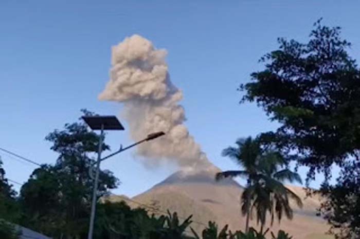 Gunung Lewotobi Laki-Laki.