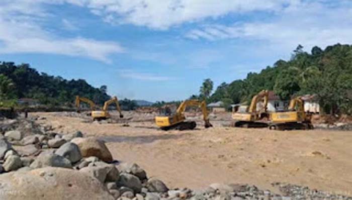 Sejumlah alat berat melakkan normalisasi sungai.