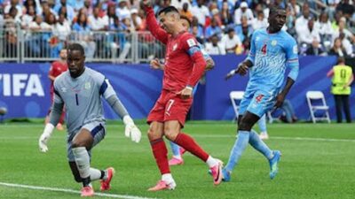 Cristiano Ronaldo di tengah.