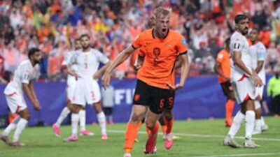 Bek Belanda Jan Pauk van Hecke merayakan golnya ke gawang Tunisia.
