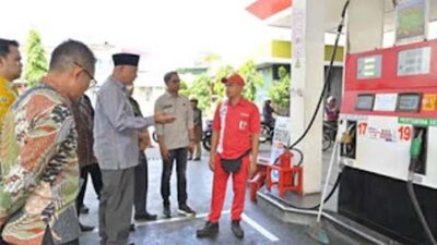 Gubernur Sumbar, Mahyeldi Ansharullah bersama Kepala Dinas Energi dan Sumber Daya Mineral (ESDM).