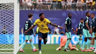 Striker Ekuador Gonzalo Plata merayakan golnya.