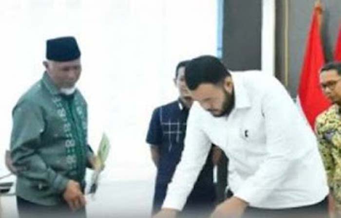 Gubernur Sumatera Barat Mahyeldi. Acara ini turut dihadiri Wali Kota Padang Fadly.