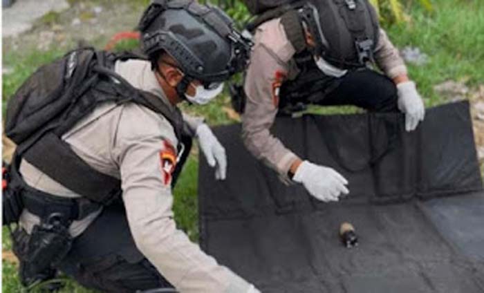 Tim Gegana Sat Brimob mengevakuasi dan disposal benda yang diduga granat.