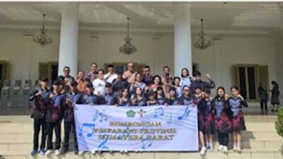 Sekdaprov Sumbar Arry Yuswandi bersama kontingen Sumbar.