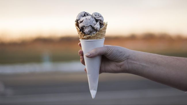Pada beberapa orang, konsumsi es krim bisa bikin sakit kepala.