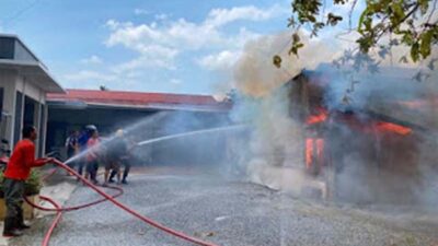 Toko Fotokopi Terbakar di Kota Solok, Lima Unit Damkar Dikerahkan