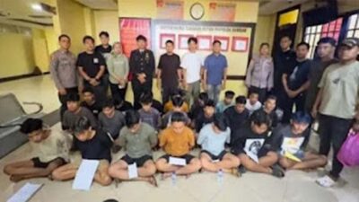 Tim Ditreskrimsus Polda Sumbar bersama diduga promotor judi online (judol)
