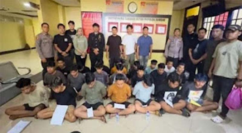 Tim Ditreskrimsus Polda Sumbar bersama diduga promotor judi online (judol)