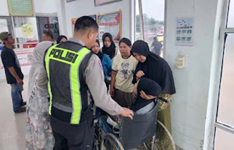 Salah satu korban saat dievakuasi di Rumkit terdekat usai kecelakaan