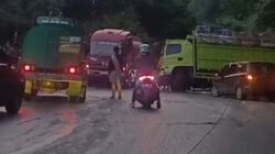 Truk Bermuatan Semen Gagal Nanjak dan Hantam Bukit di Sitinjau Lauik.