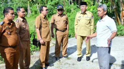 Wakil Wali Kota Padang, Maigus Nasir, meninjau rencana pembangunan tiga ruas jalan