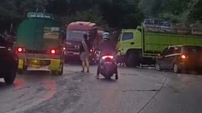 Truk Bermuatan Semen Gagal Nanjak dan Hantam Bukit di Sitinjau Lauik.