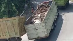 Sebuah truk tronton Hino mengalami kendala saat melintasi tanjakan