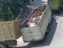 Truk Hino Tersendat di Jalur Sitinjau Lauik
