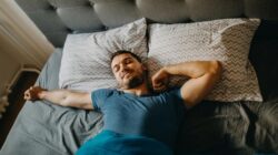 Manfaat meregangkan badan setelah bangun tidur dan cara melakukannya.