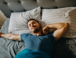 Tubuh Kaku Saat Bangun Tidur? Ini 5 Gerakan Peregangan yang Mudah Dilakukan
