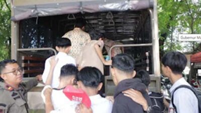 Petugas Satpol PP Kota Padang mengarahkan sejumlah pelajar yang terjaring razia