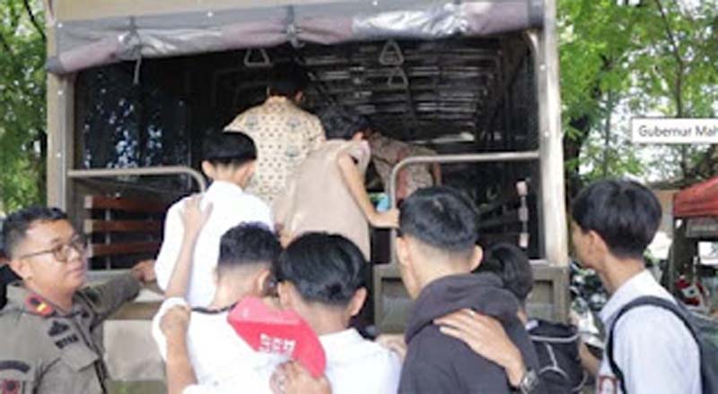 Petugas Satpol PP Kota Padang mengarahkan sejumlah pelajar yang terjaring razia