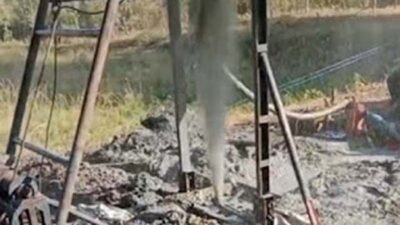 Pengeboran Sumur 100 Meter di Bangkalan Berujung Semburan Gas dan Percikan Api