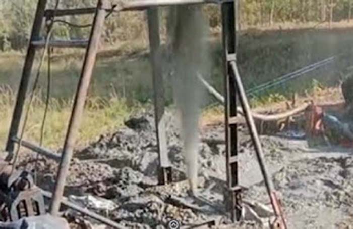 Sumur bor sedalam 100 meter mengeluarkan gas bercampur minyak.