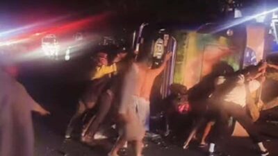 Bus Diduga Hilang Kendali, Terbalik di Jalan Adinegoro Padang