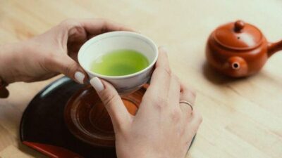 Apa yang terjadi jika minum teh hijau setiap hari? Berikut manfaatnya.