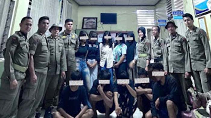 Satpol PP Pessel Jaring 5 Pasang Pelajar Berduaan hingga Larut Malam.