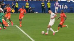 Erling Haaland saat mencetak gol.