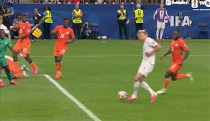 Erling Haaland saat mencetak gol.