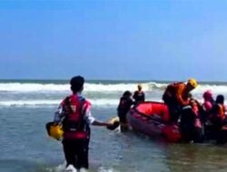 SAR Gabungan Sisir Pantai Muaro Putuih Cari Korban