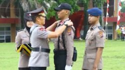 Wakapolda Sumbar, Brigjen Pol. Solihin memasangkan perlengkapan