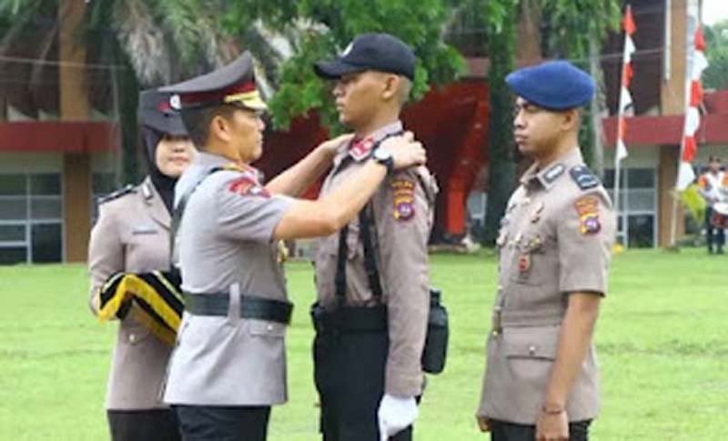 Wakapolda Sumbar, Brigjen Pol. Solihin memasangkan perlengkapan