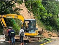 Petugas Berhasil Bersihkan Longsor di Kelok Baneo