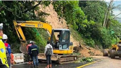 Petugas membuka kembali Jalur Padang–Bukittinggi dari dua arah