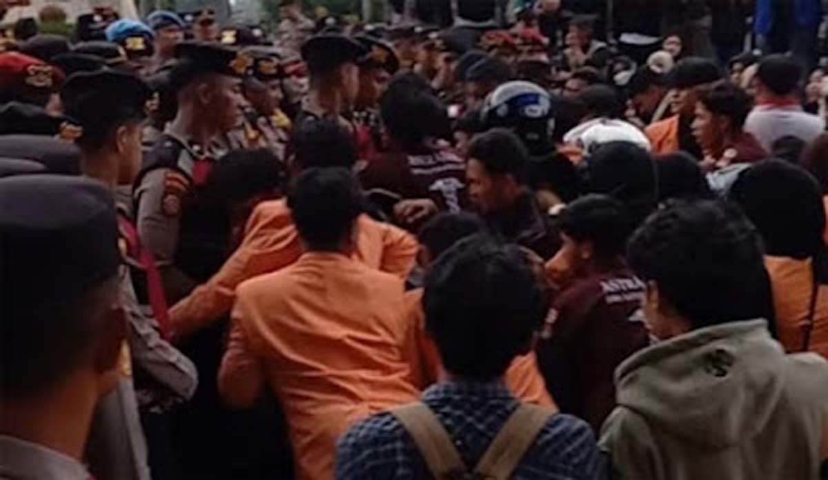 Terjadi Saling Dorong Antara Polisi dan Mahasiswa