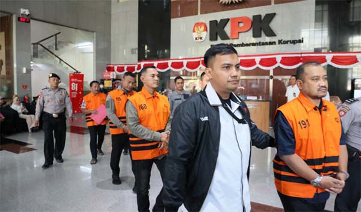 KPK menetapkan Bupati Pemalang Anom Widiyantoro dan tiga orang lain