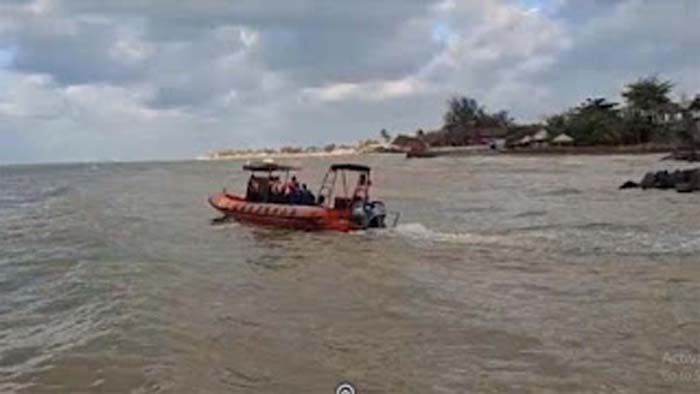 Tim SAR gabungan saat mencari 12 korban speedboat yang tenggelam.