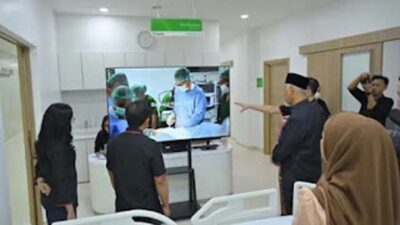 Gubernur Sumbar, Mahyeldi Ansharullah meninjau gedung baru RSU.