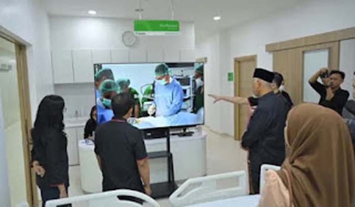 Gubernur Sumbar, Mahyeldi Ansharullah meninjau gedung baru RSU.
