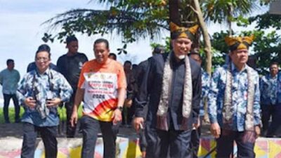 Teuku Faisal Fathani di Pantai Anas Malik, Kota Pariaman.