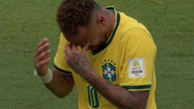 Neymar menangis.