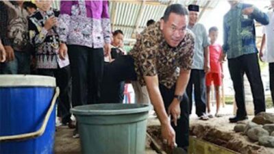 Wali Kota Pariaman, Yota Balad meletakkan batu pertama.