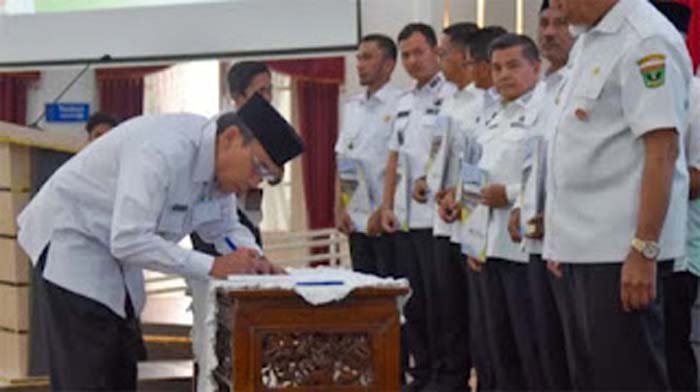 Wakil Wali Kota Padang, Maigus Nasir, dalam penandatanganan Berita Acara.