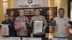 Polisi menunjukkan barang bukti printer dan uang palsu.