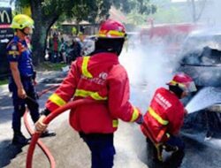 Honda Freed Hangus Terbakar di Padang, 19 Personel Damkar Berhasil Jinakkan Api dalam 36 Menit