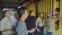 Penyegelan petak toko penunggak retribusi dan sosialisasi program penghapusan denda retribusi Pasar Raya Padang.