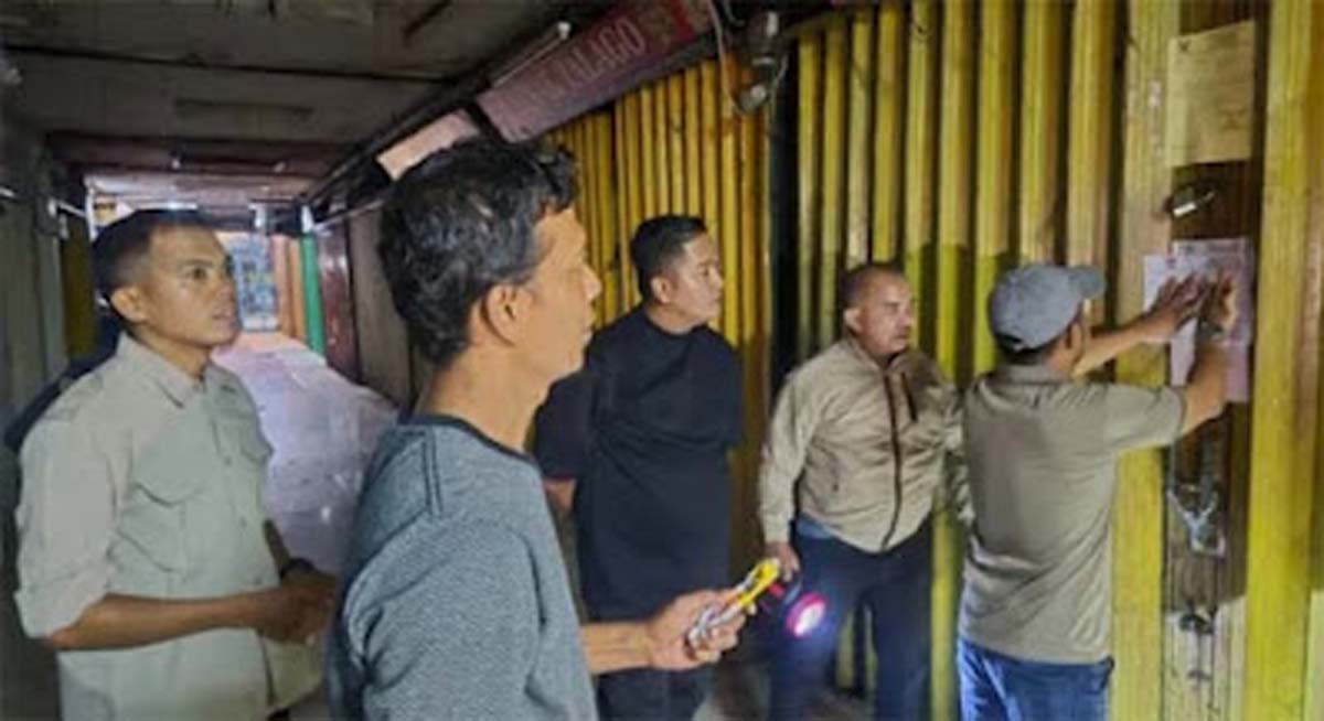 Penyegelan petak toko penunggak retribusi dan sosialisasi program penghapusan denda retribusi Pasar Raya Padang.