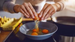 Ada beberapa kesalahan saat memasak telur yang bikin gizinya berkurang.