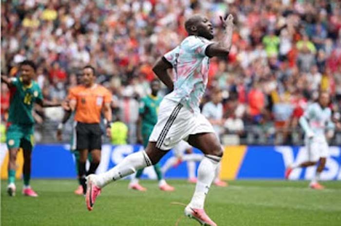 Striker Belgia Romelu Lukaku, merayakan golnya ke gawang Senegal.